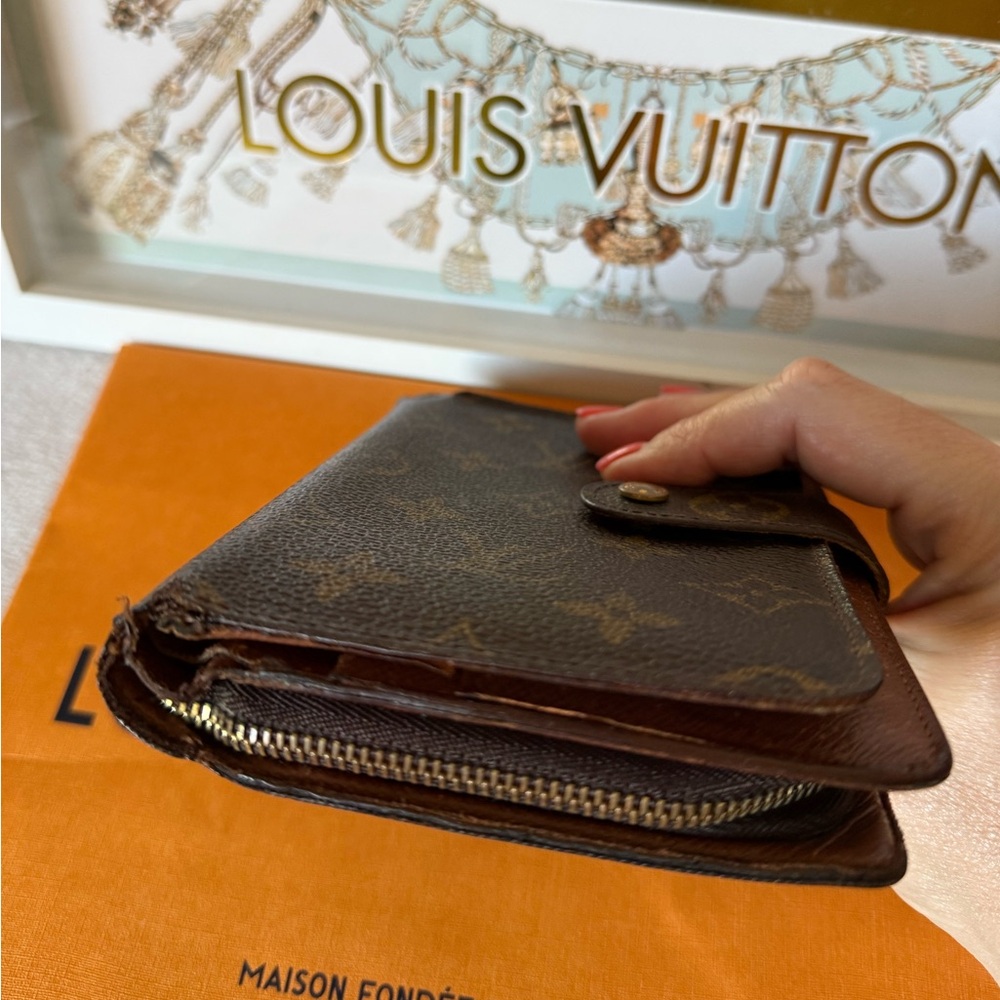 Louis Vuitton Vintage Monogram Zippy Wallet - Picture 9 of 16